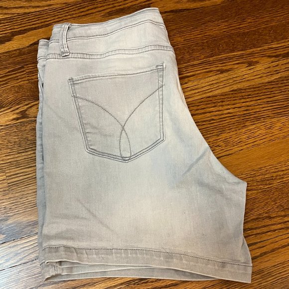 BUNDLE 3/$40 - Calvin Klein Jeans - Grey High Rise Shorts [Women's Size 28] - Picture 2 of 4